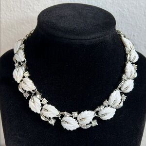 Vintage Lisner white thermoplast silver choker with leaves and clear rhinestones